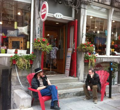 Old Port - Art & Compagnie
Rich and Top chill outside the shop while we wait for the others to finish looking around inside.
Keywords: gathering14