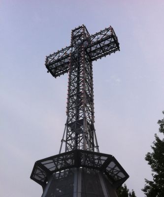 Mount Royal - The Cross
When Top was saying we should "head up to the cross", I thought he was referring to major trail intersection or a geographical formation or something. When I saw this structure at first I thought it was a radio tower.
Keywords: gathering14
