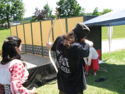 2(Sun) Pirate Fest - Archery - Rich Shooting
Needlegal watches Rich half-draw his arrow.
Keywords: gathering10